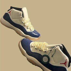 Jordan Low Sneaker White and Blue Patent Mudguard